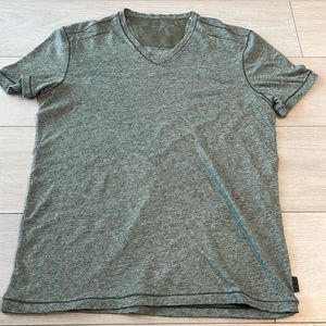 John Varvatos USA green men’s medium v-neck tee
